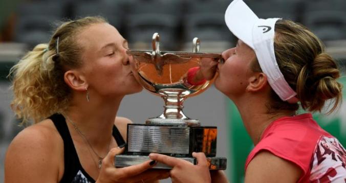 بطولة فرنسا المفتوحة: لقب زوجي السيدات للتشيكيتين كريتشيكوفا وسينياكوفا