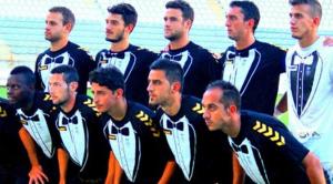 فريق إسباني يرتدي بدلة رسمية خلال مباريات الدور