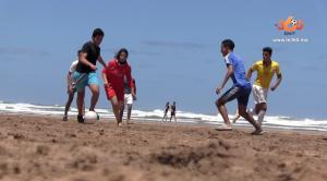 Cover: الصيف يجعل شاطئ عين دياب الوجهة المفضلة للبيضاوين لممارسة كرة القدم 