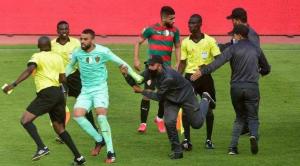 بالفيديو. لاعبو 	مولودية الجزائر يعتدون على حكم بعد خروجهم أمام الوداد